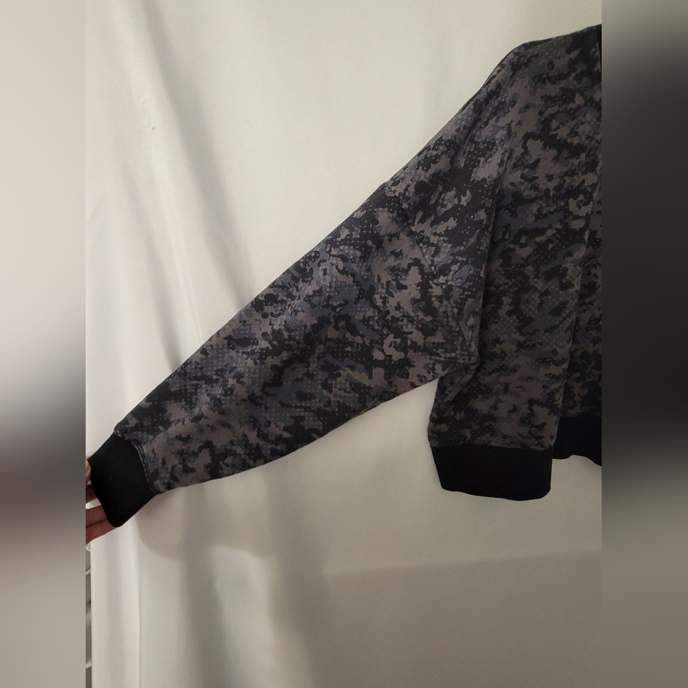 Under Armour Short Body Old Camo Design Sweatshirt Size M - Picture 4 of 7